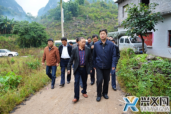 图为许风伦在泥凼镇学校村调研。.jpg