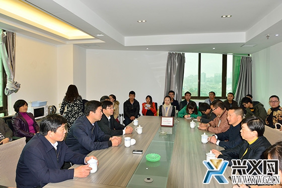 图为市委书记许风伦与新闻中心全体采编人员座谈。.jpg