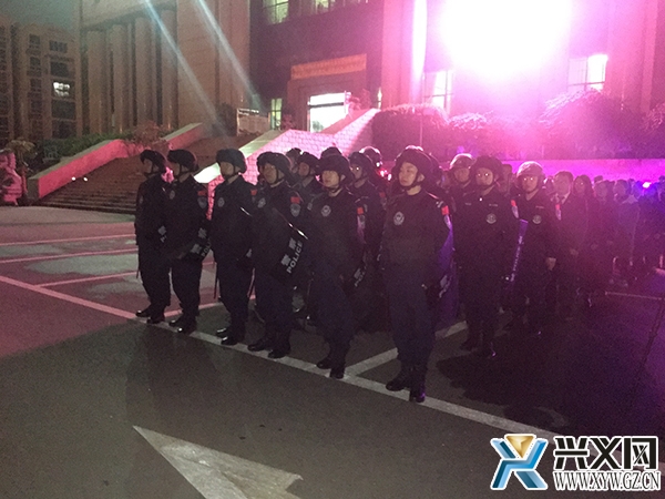 整装待发的执行干警.jpg