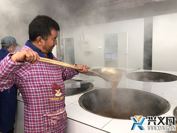 村民制作红糖.jpg