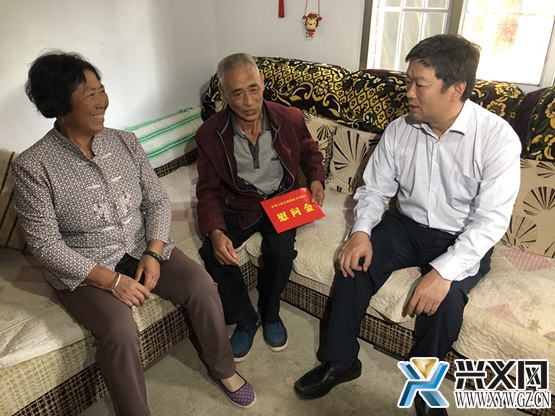 图为市委书记许风伦在乌沙镇窑上村新发组走访慰问老党员张元成。_副本.jpg