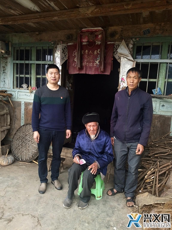 走访百岁老人，送去慰问金.jpg