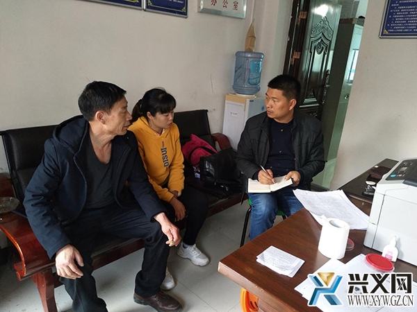 认真记录来访群众反映的困难和问题.jpg
