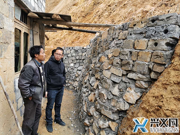 到贫困户家查看房屋建设情况.jpg