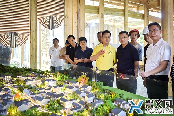 图为在则戎镇纳具康养小镇调研.jpg