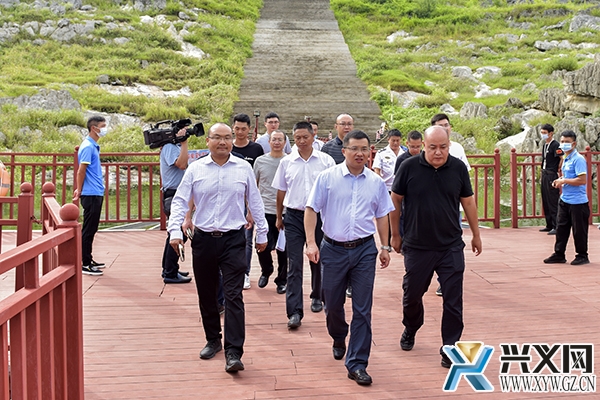 图为顾先林到马别河巡河并调研万峰湖环境综合整治.JPG