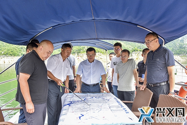 图为顾先林听取工作汇报.jpg