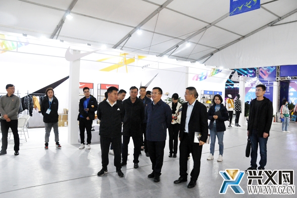 图为顾先林一行实地查看博览会会场建设情况.jpg