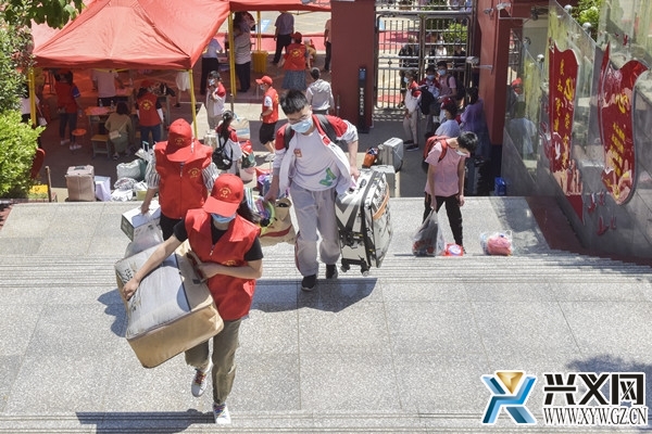 图为崇文校区的志愿服务队帮助学生返回宿舍 周光雷 摄.jpg
