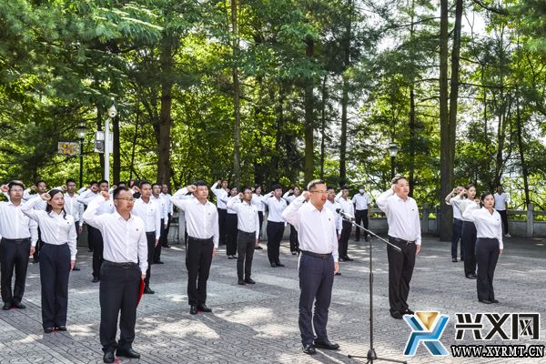 兴义市、义龙新区新党员代表入党宣誓活动在兴义市烈士陵园举行(图1)