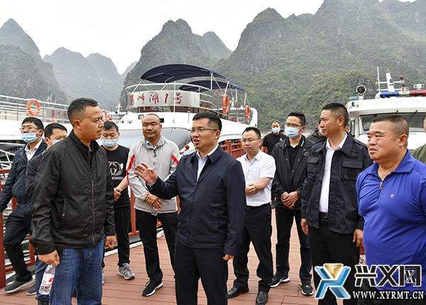 顾先林到万峰湖巡河并检查水上交通安全、景区安全和疫情防控工作(图1)