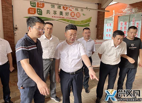 龙章怀到兴义市坪东街道调研(图1)