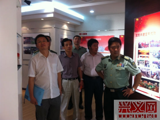 图为检查组在州市领导的陪同下参观检查双拥陈列室.jpg