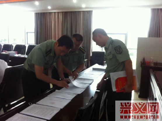 图为检查组检查资料.jpg