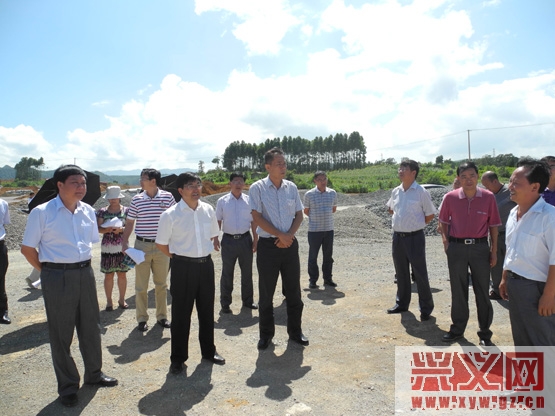 图为考察组一行在丰都新区考察。市委副书记、市人民政府市长王天洋（前排左二）、市委副书记袁金富（右三）、西林县委书记黄建南