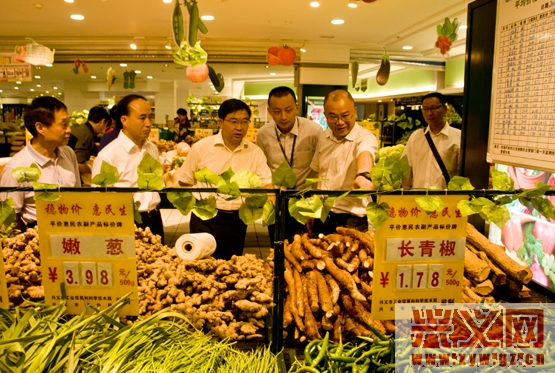 王天洋等市领导参观惠民超市平价销售区农副产品销售情况（高雪、高华亚摄）.jpg