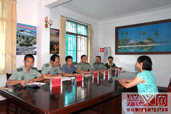 图2：黔西南州副州长、州征兵工作领导小组副组长周登涛在兴义军分区司令员、州征兵工作领导小组副组长刘黔生的陪同下对应征女青