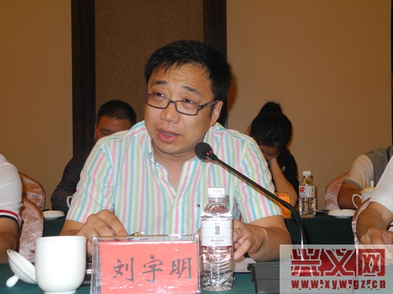 图为参会企业家、北方药业集团董事长刘宇明就有关问题提问。.jpg