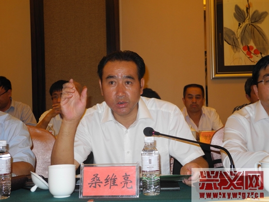 图为州委副书记、市委书记桑维亮在招商引资座谈会上讲话。.jpg