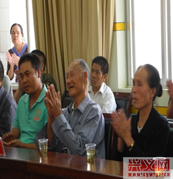 图为移民代表纷纷鼓掌表示满意.jpg