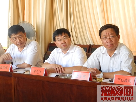 图为市领导耐心倾听移民代表心声.jpg