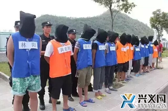 兴义市公安局开展集中押解犯罪嫌疑人指认现场行动(图文)