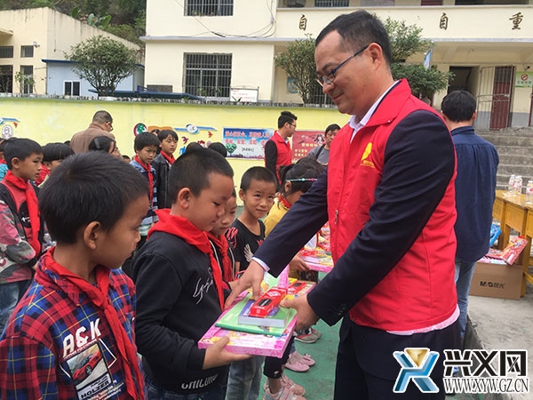 爱心企业走进山区学校 关爱留守儿童(图文)