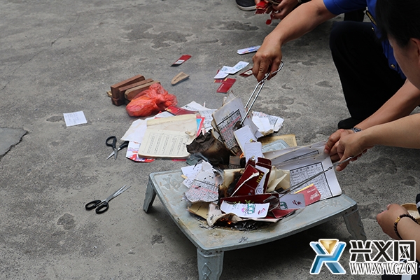 兴义市多部门联合治理街心花园“封建迷信” (图文)