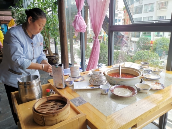 黔西南：对餐饮浪费行为说“不”(图文)(图2)