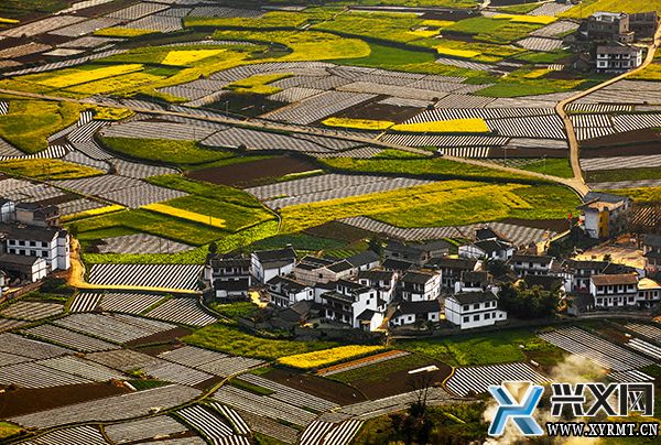 【辉煌四十年 奋进黔西南】兴义：打造山地旅游国际名片 铸造乡村振兴沧桑巨变(图1)