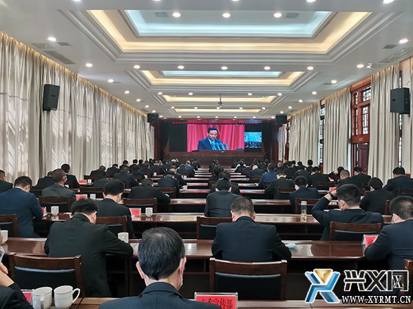 兴义市收听收看黔西南布依族苗族自治州成立40周年庆祝大会(图1)