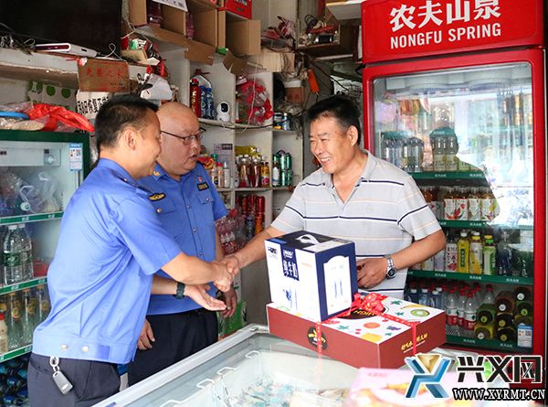 兴义市综合行政执法局组织开展“七一”走访慰问活动(图2)
