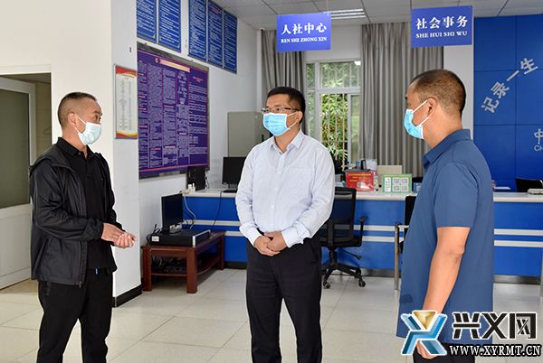 顾先林采取“四不两直”方式到相关街道暗访督导安全稳定反馈问题整改工作(图1)