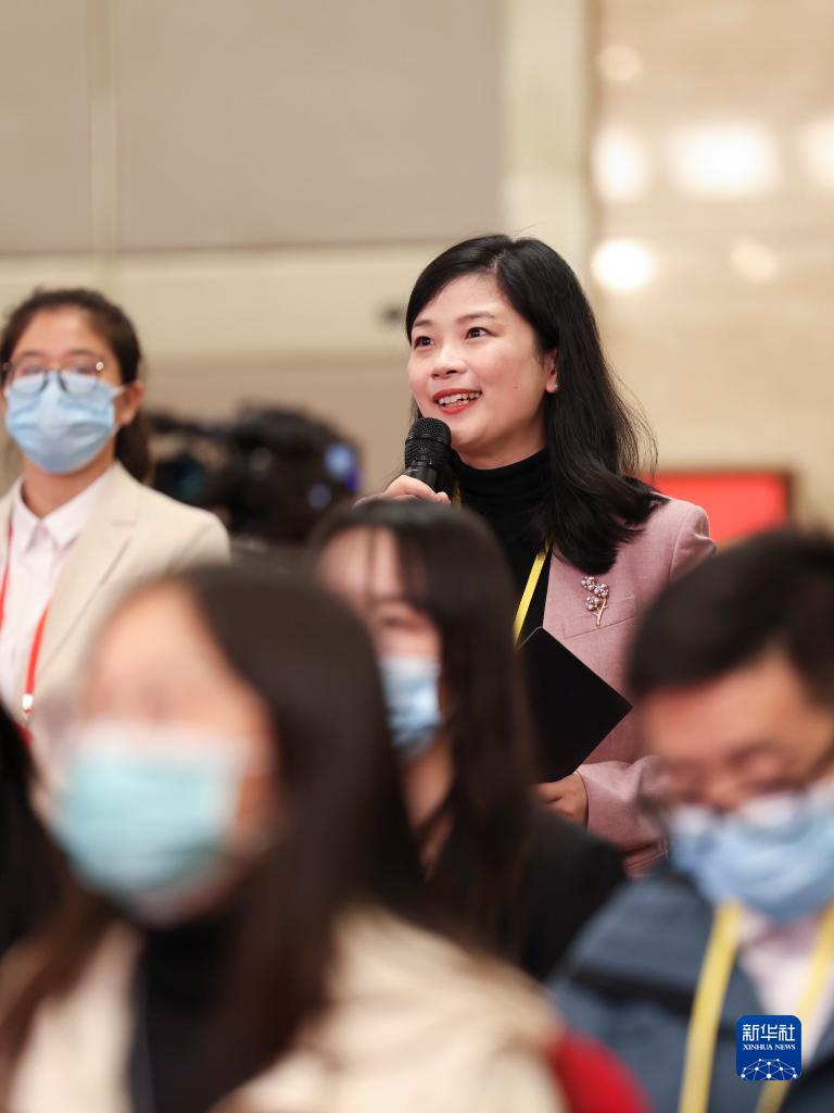 党的二十大新闻中心举行第三场记者招待会 介绍建设更高水平的法治中国有关情况(图12)