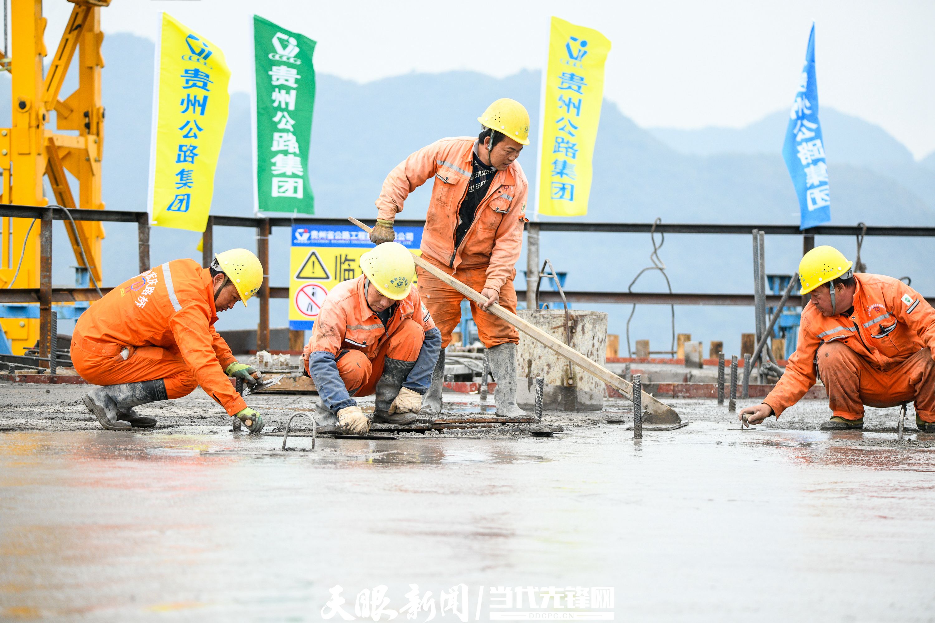 12月4日，工人在贵州省黔西南布依族苗族自治州兴义市金州大桥上施工。 (3).jpg