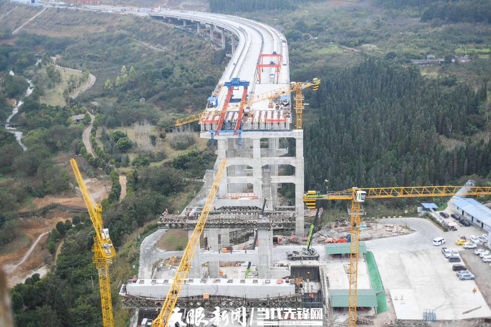 金州大桥兴义岸主塔封顶(图4)