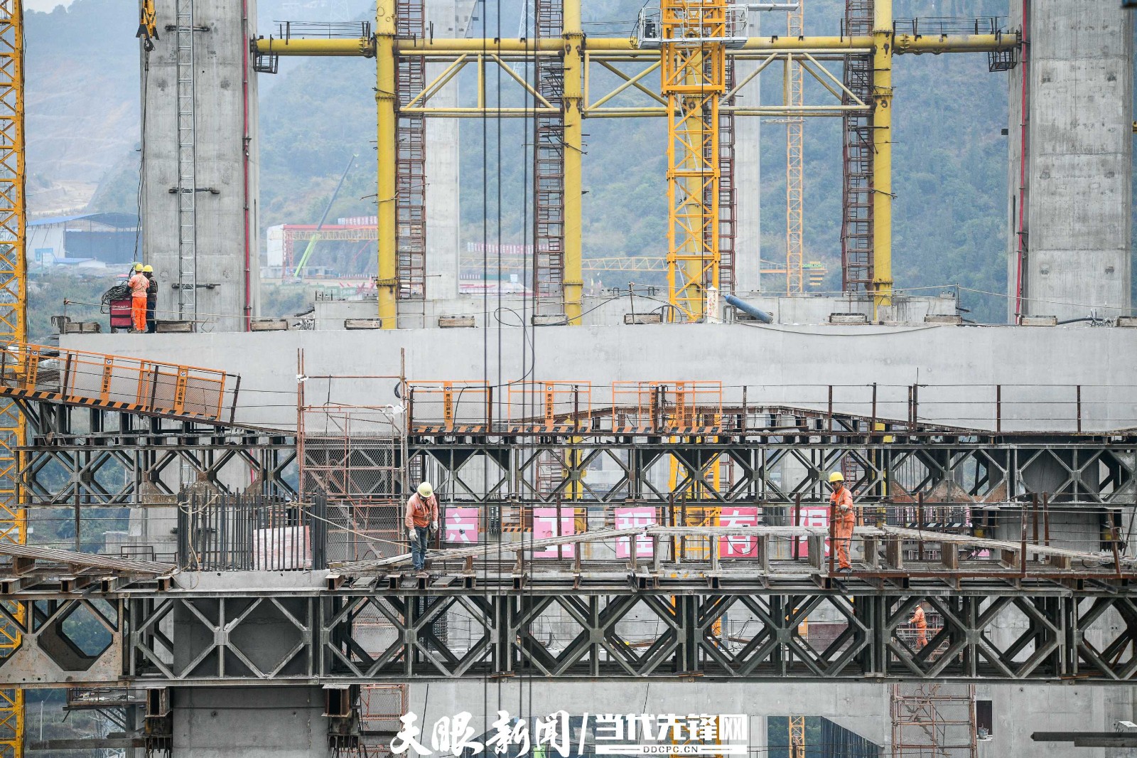 金州大桥兴义岸主塔封顶(图7)