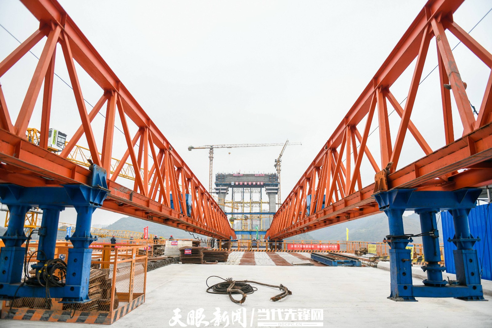 金州大桥兴义岸主塔封顶(图6)