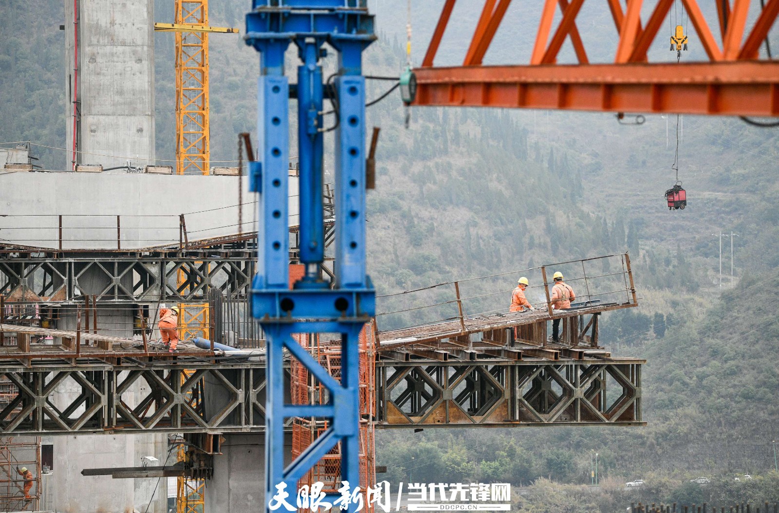 金州大桥兴义岸主塔封顶(图8)