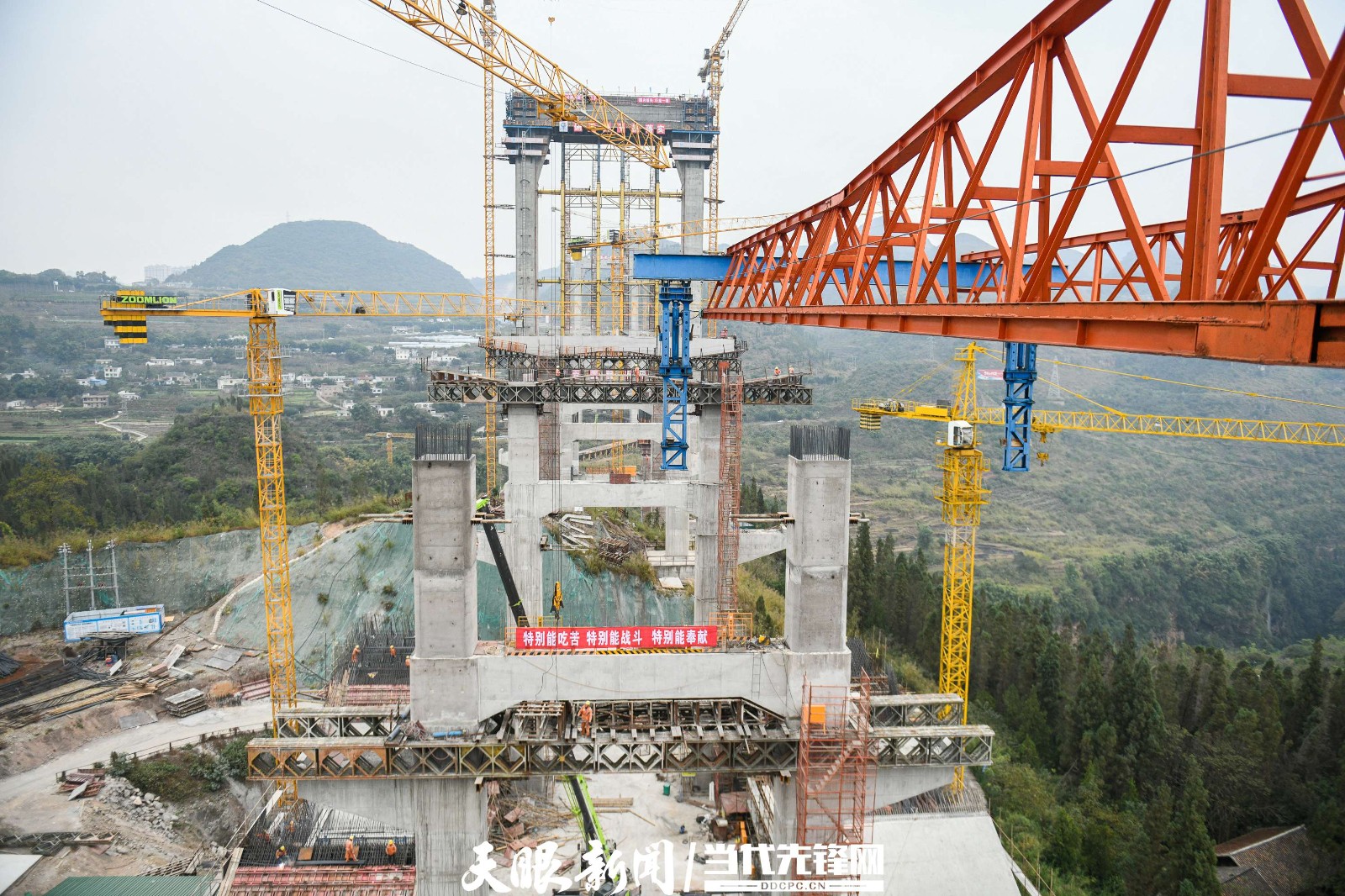 金州大桥兴义岸主塔封顶(图9)