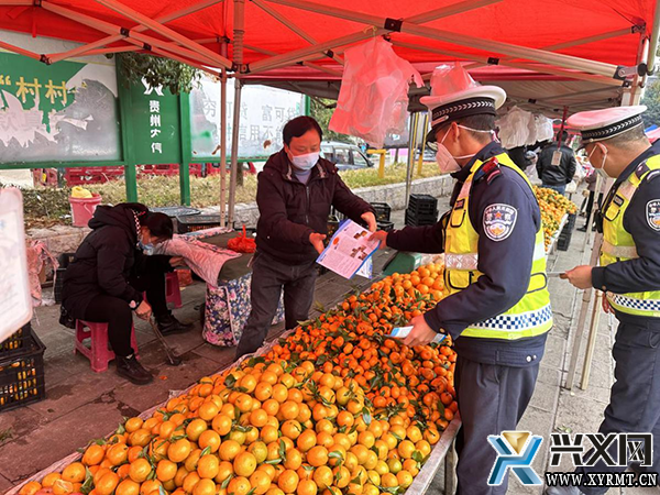 顶效中心派出所:反诈宣传进集市 筑牢安全“防火墙”(图1) 顶效中心派出所:反诈宣传进集市 筑牢安全“防火墙”(图1)