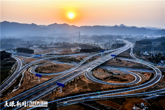 《贵州日报》刊登乾兴平署名文章:坚定信心 勇毅前行 奋力谱写多彩贵州现代化建设新篇章|写在2023年省“两会”召开之际(图26) 5.jpg