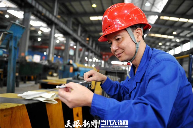 《贵州日报》刊登乾兴平署名文章:坚定信心 勇毅前行 奋力谱写多彩贵州现代化建设新篇章|写在2023年省“两会”召开之际(图25) 《贵州日报》刊登乾兴平署名文章:坚定信心 勇毅前行 奋力谱写多彩贵州现代化建设新篇章|写在2023年省“两会”召开之际(图25)