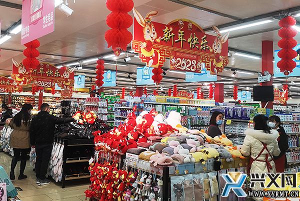 【新春走基层】义龙新区：春节将至年味浓 群众置办年货忙(图1)