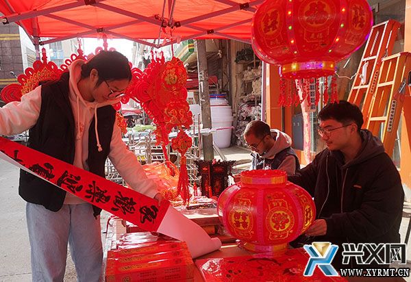 【新春走基层】义龙新区：春节将至年味浓 群众置办年货忙(图2)