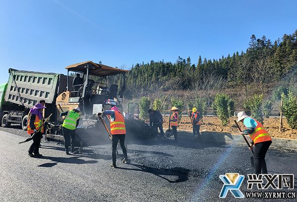 G354义龙新区雨樟至万屯公路改扩建工程进入沥青铺设阶段 预计6月底建成通车(图1)