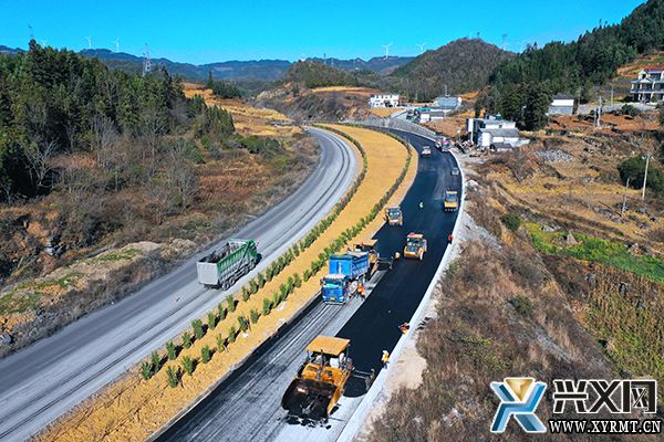 G354义龙新区雨樟至万屯公路改扩建工程进入沥青铺设阶段 预计6月底建成通车(图2)