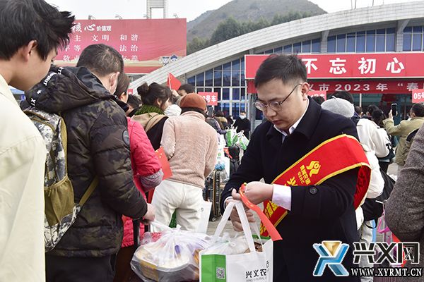 兴义义龙：660名务工人员乘坐免费专列返岗(图1)