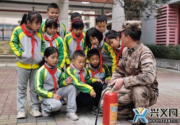 开学第一课：国防教育走进义龙新区新市民第二小学(图2)