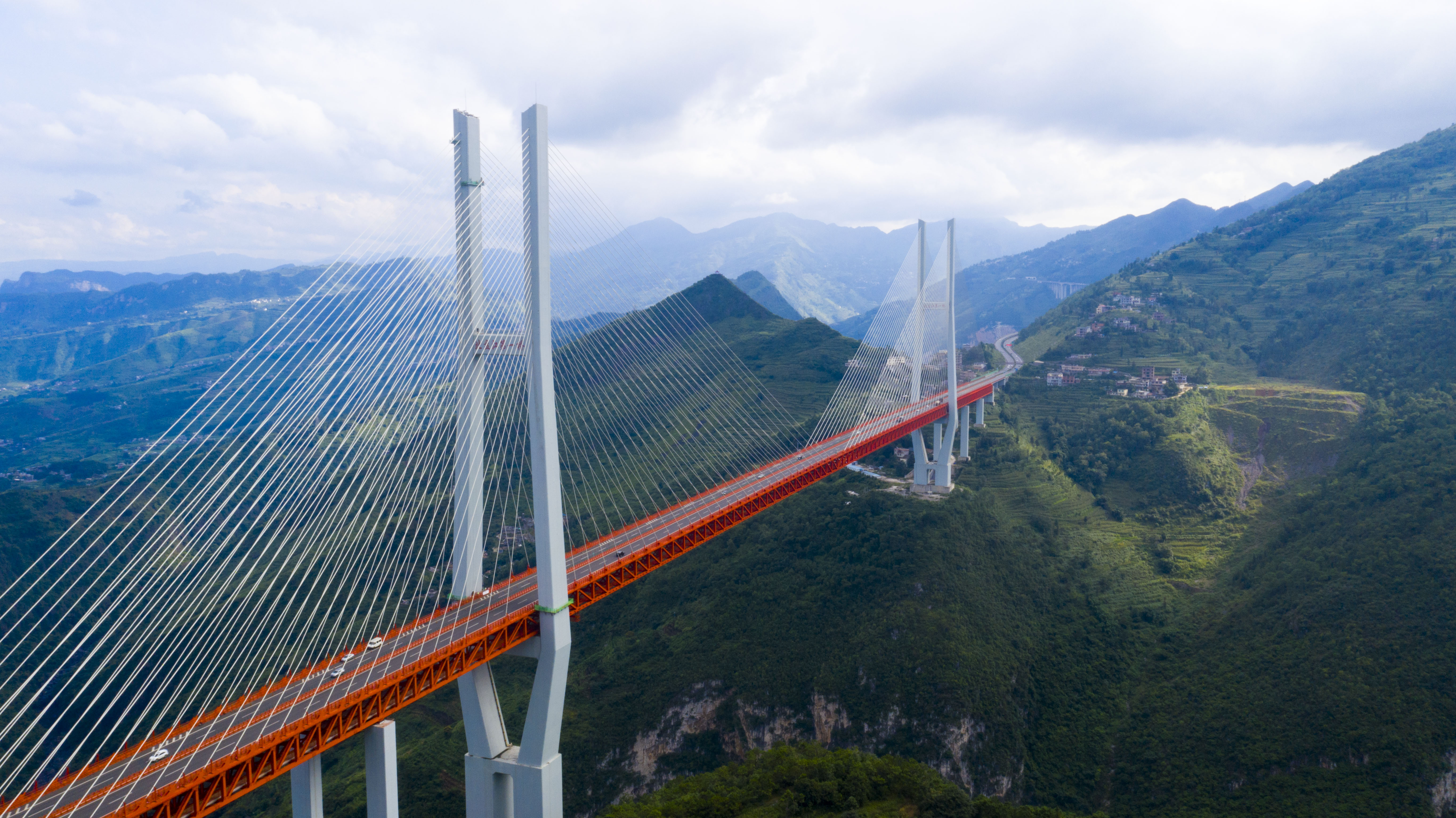 中国奋斗缩影万桥飞架新贵州